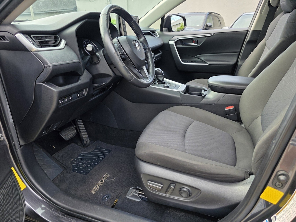2020 Toyota RAV4 Hybrid XLE photo 3