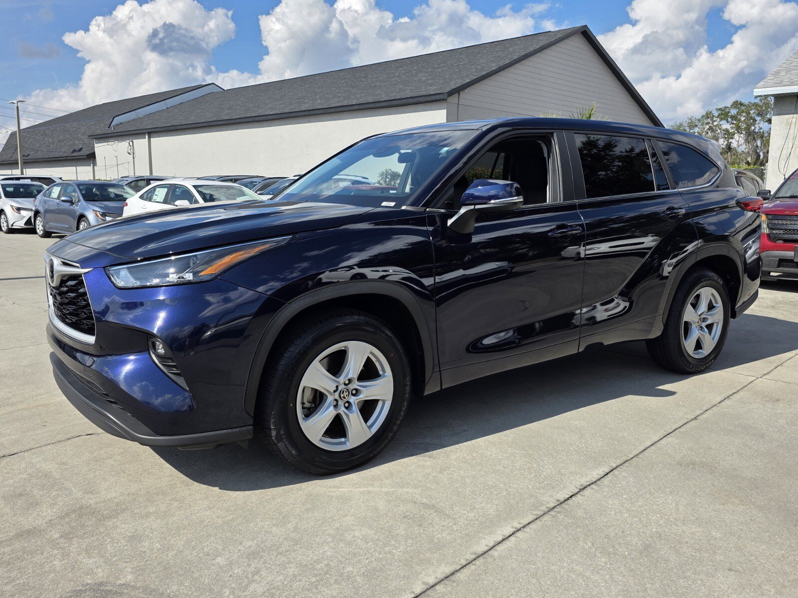 2023 Toyota Highlander LE photo 2