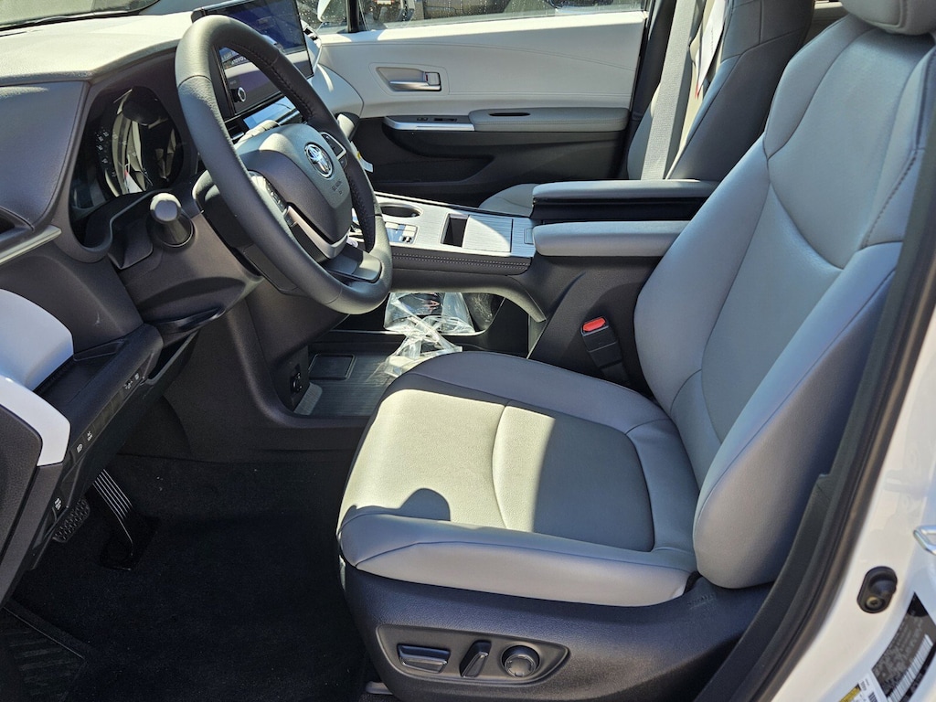 New 2025 Toyota Sienna XLE 8 PASSENGER