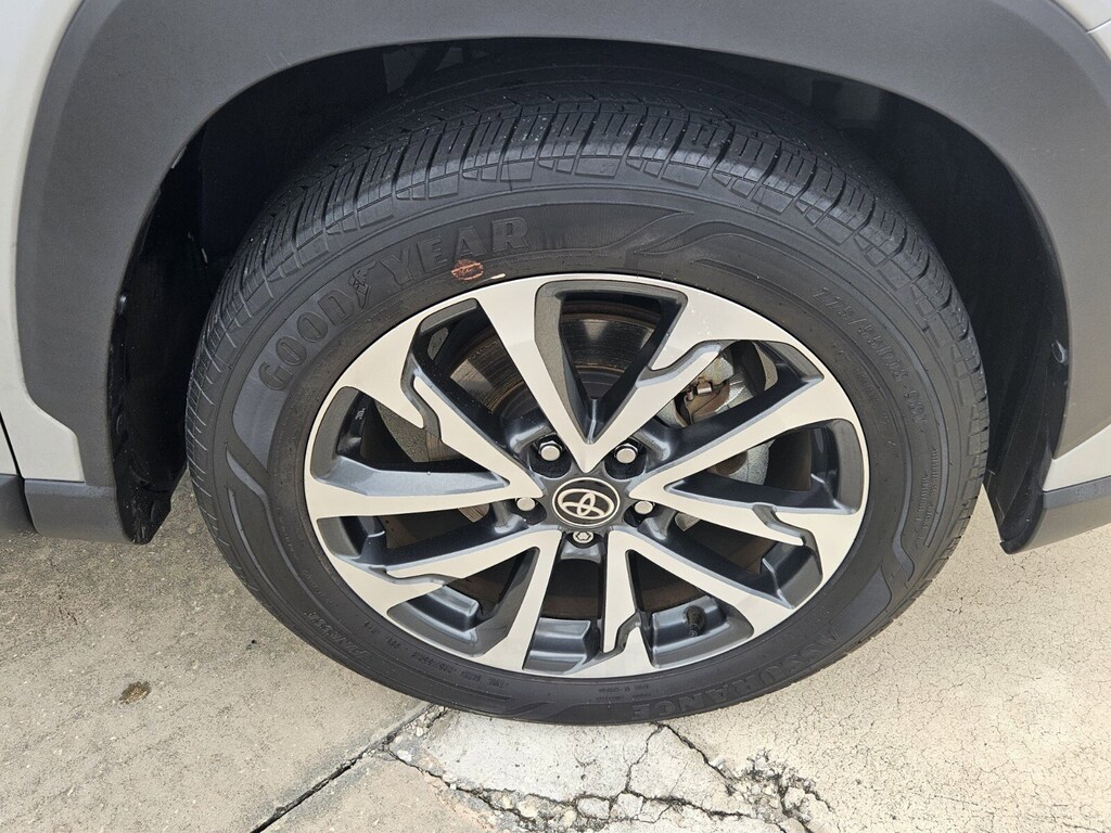 2023 Toyota Corolla Cross XLE photo 12