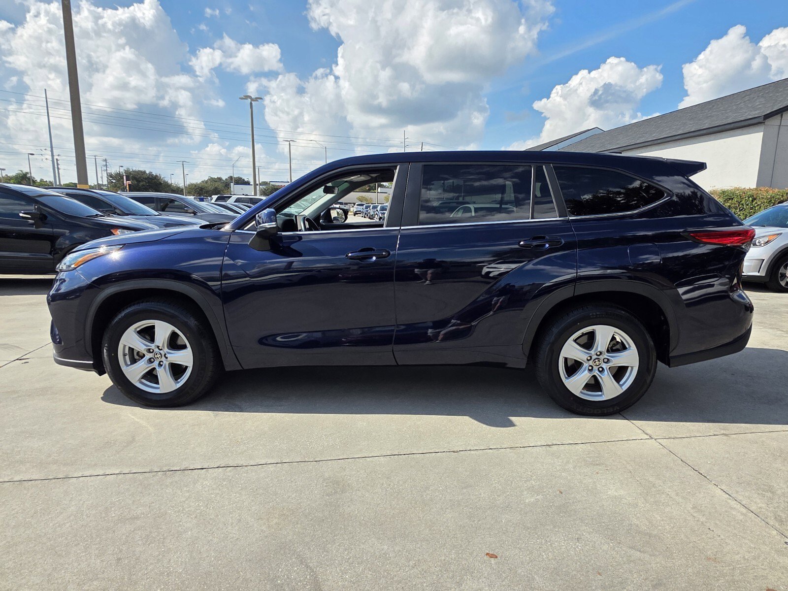 2023 Toyota Highlander LE photo 3