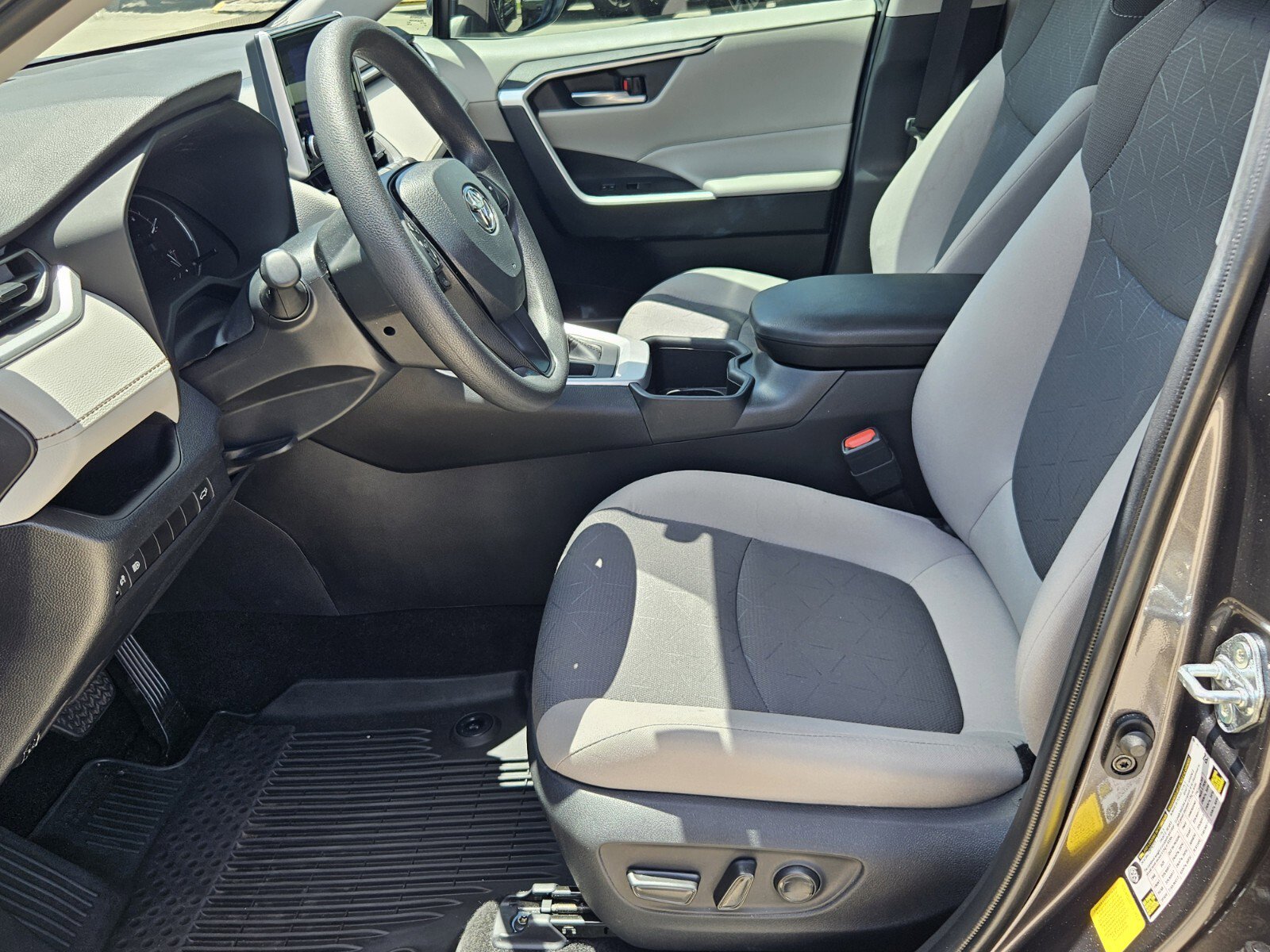 2024 Toyota RAV4 XLE photo 2