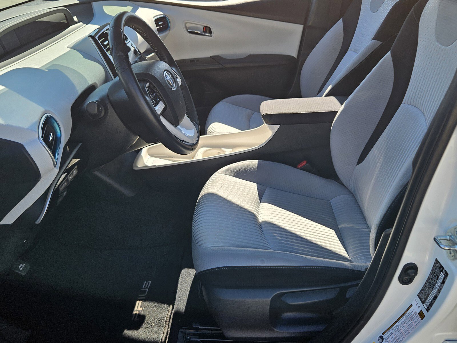 2018 Toyota Prius Four photo 4