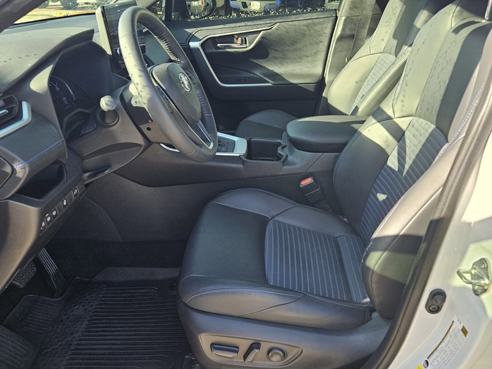 2023 Toyota RAV4 Hybrid XSE photo 3