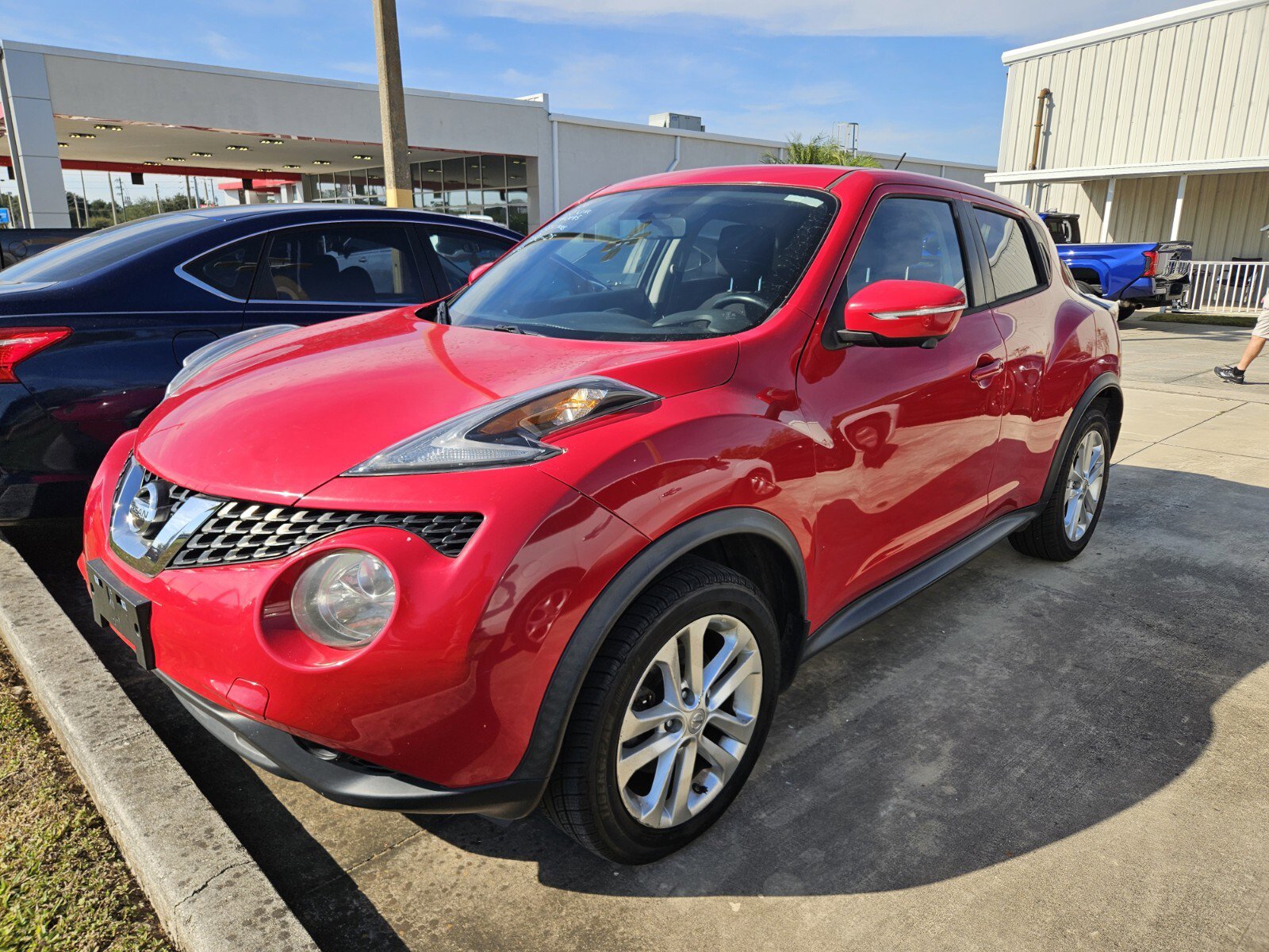 2015 Nissan Juke SV photo 3