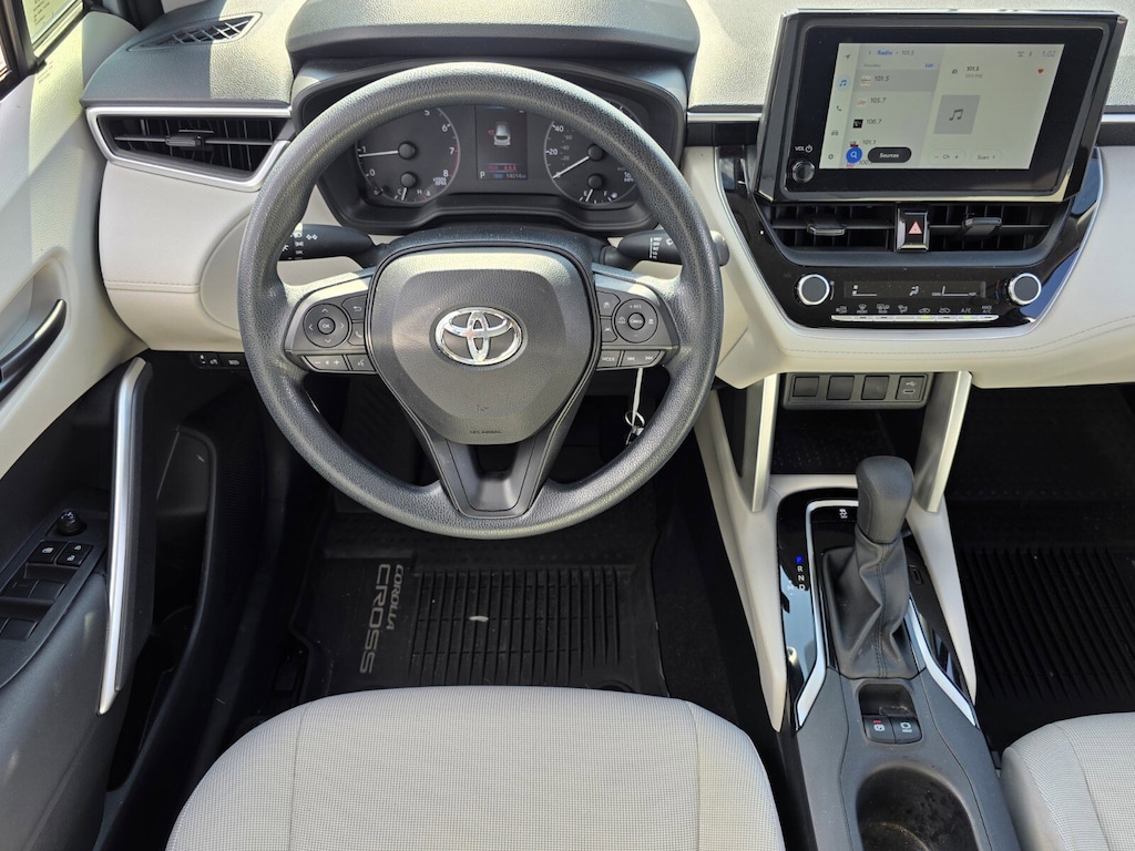 2023 Toyota Corolla Cross L photo 3
