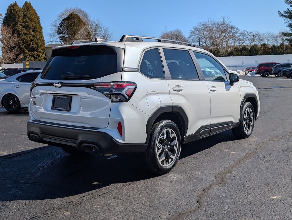 2025 Subaru Forester Premium photo 4