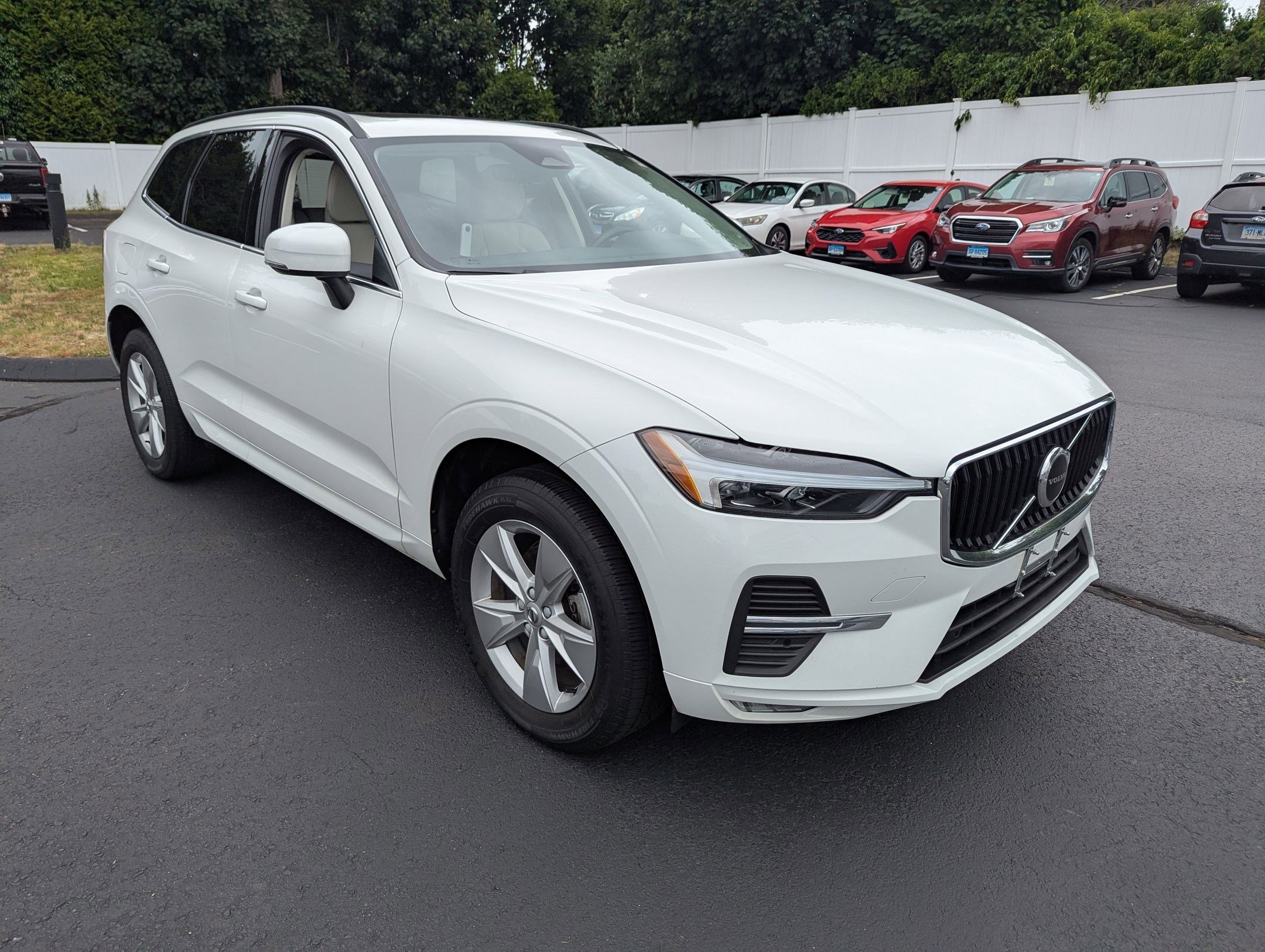 2022 Volvo XC60 Momentum photo 2