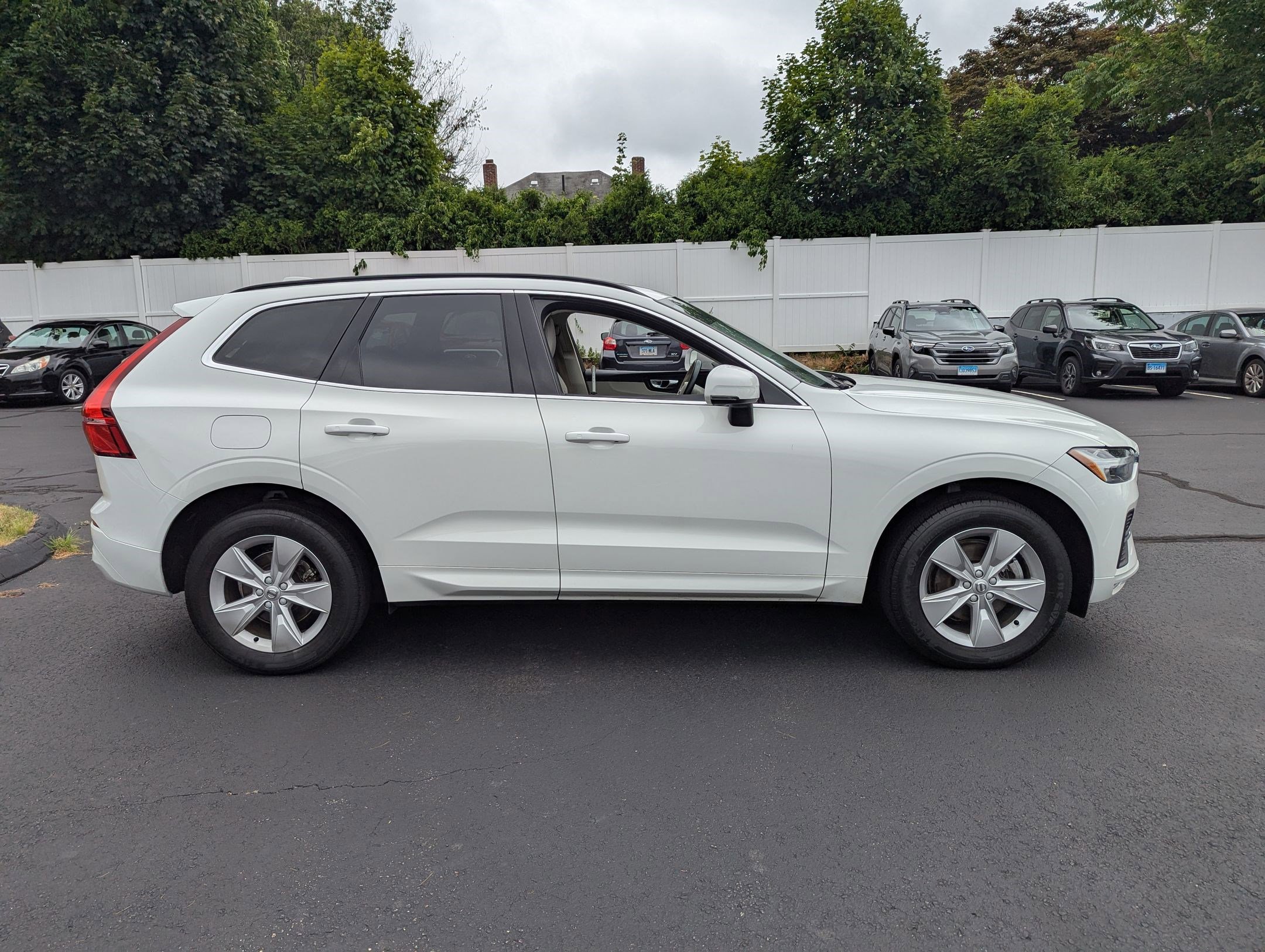 2022 Volvo XC60 Momentum photo 3