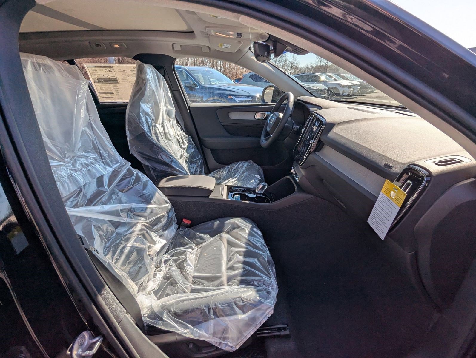 2025 Volvo XC40 Plus - Photo 21