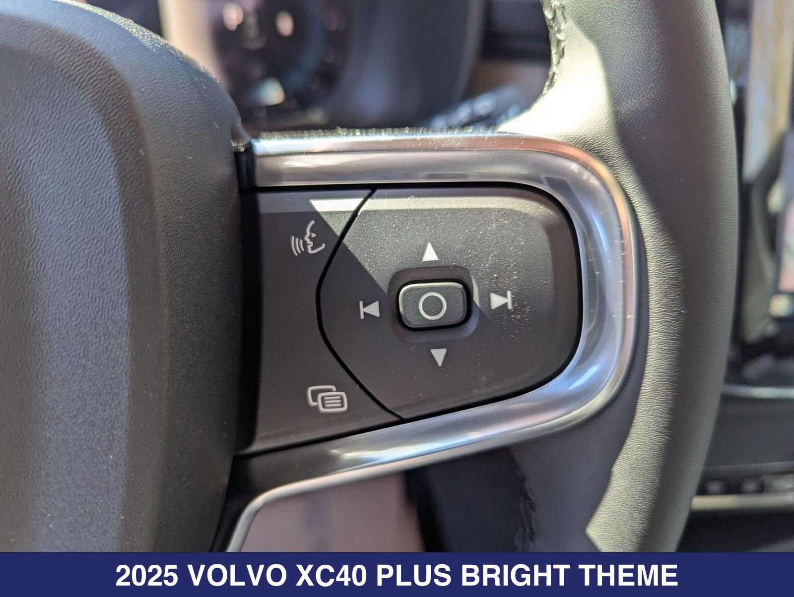 2025 Volvo XC40 Plus - Photo 13