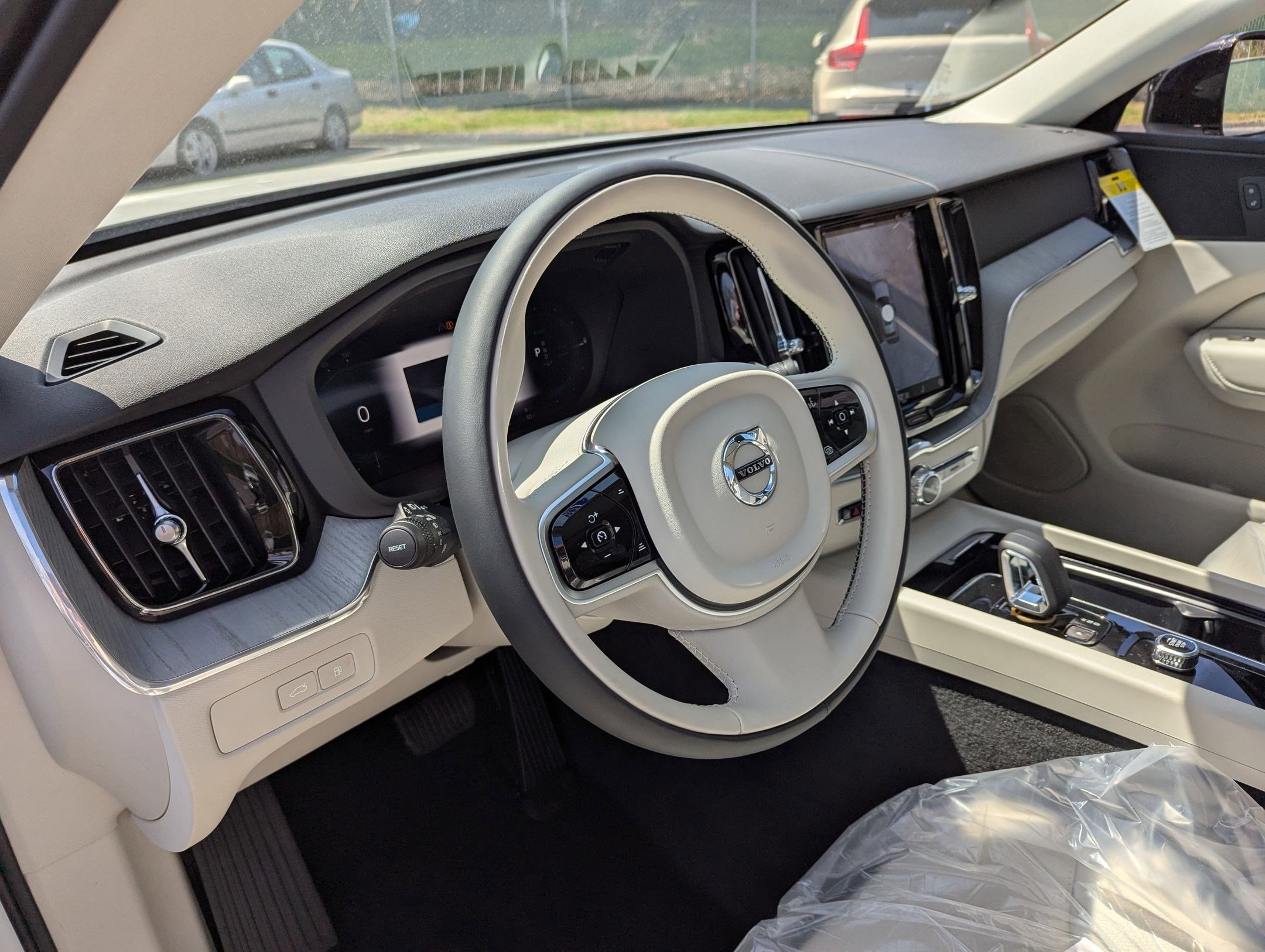 2025 Volvo XC60 Plus - Photo 7