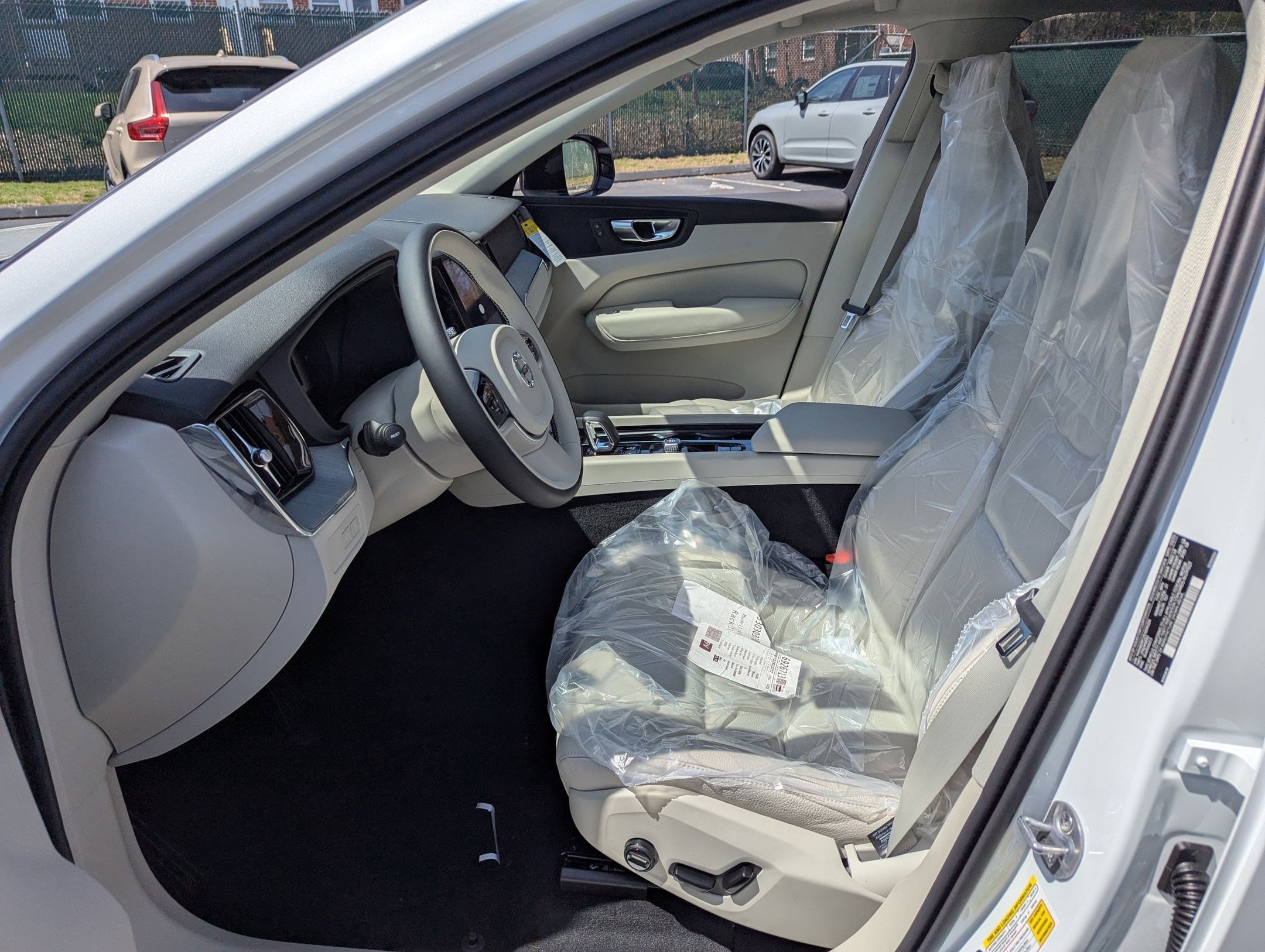 2025 Volvo XC60 Plus - Photo 8