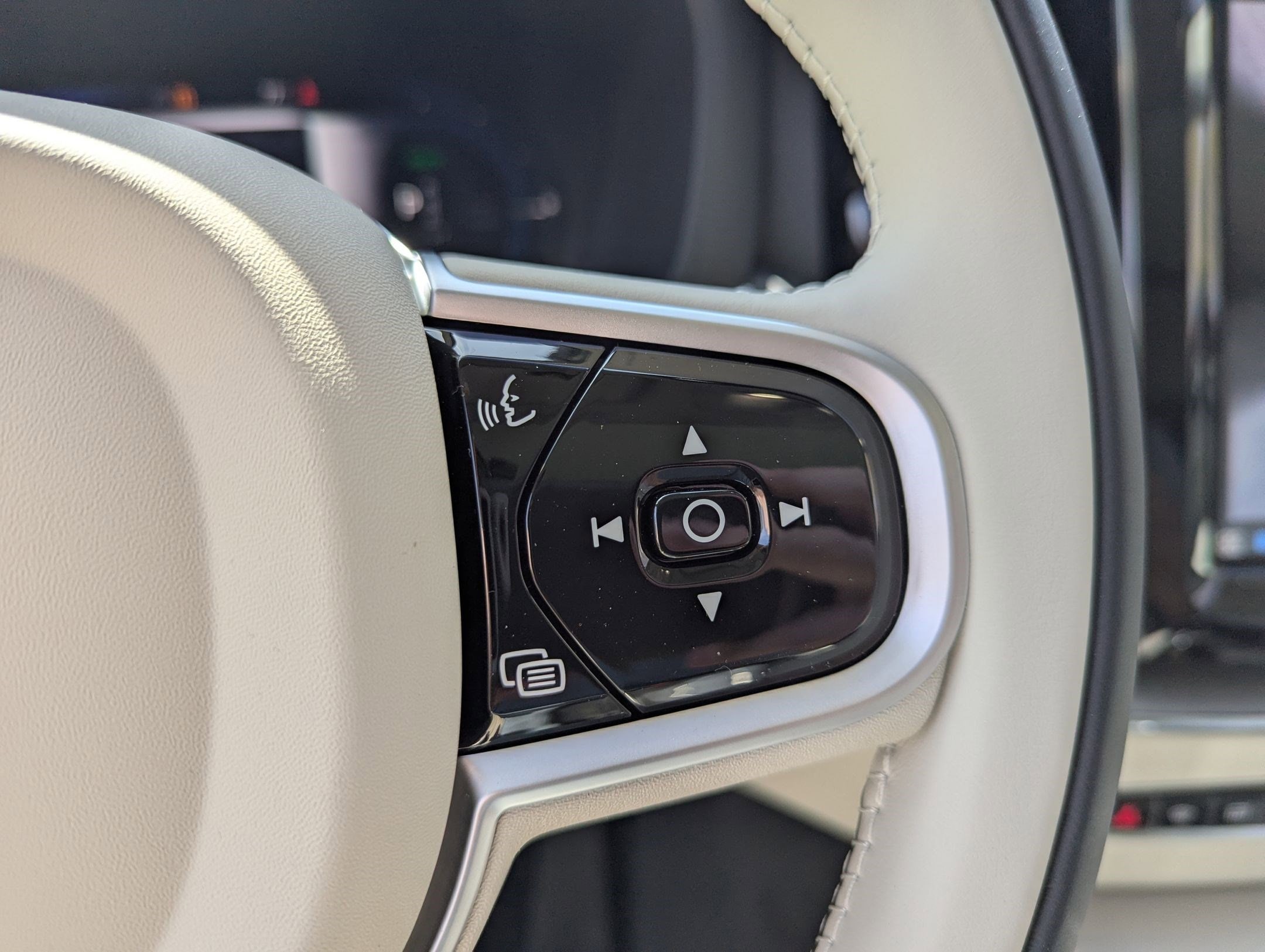 2025 Volvo XC60 Plus - Photo 12