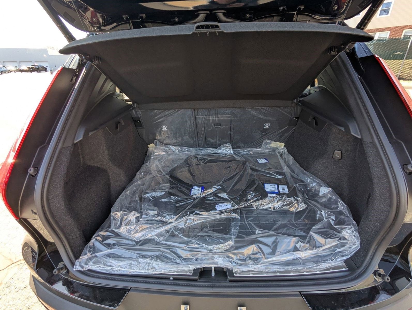 2025 Volvo XC40 Plus - Photo 19