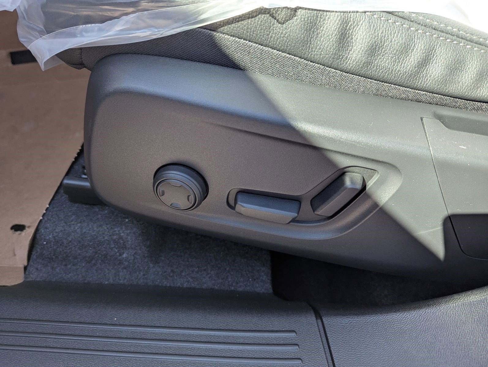 2025 Volvo XC40 Plus - Photo 9