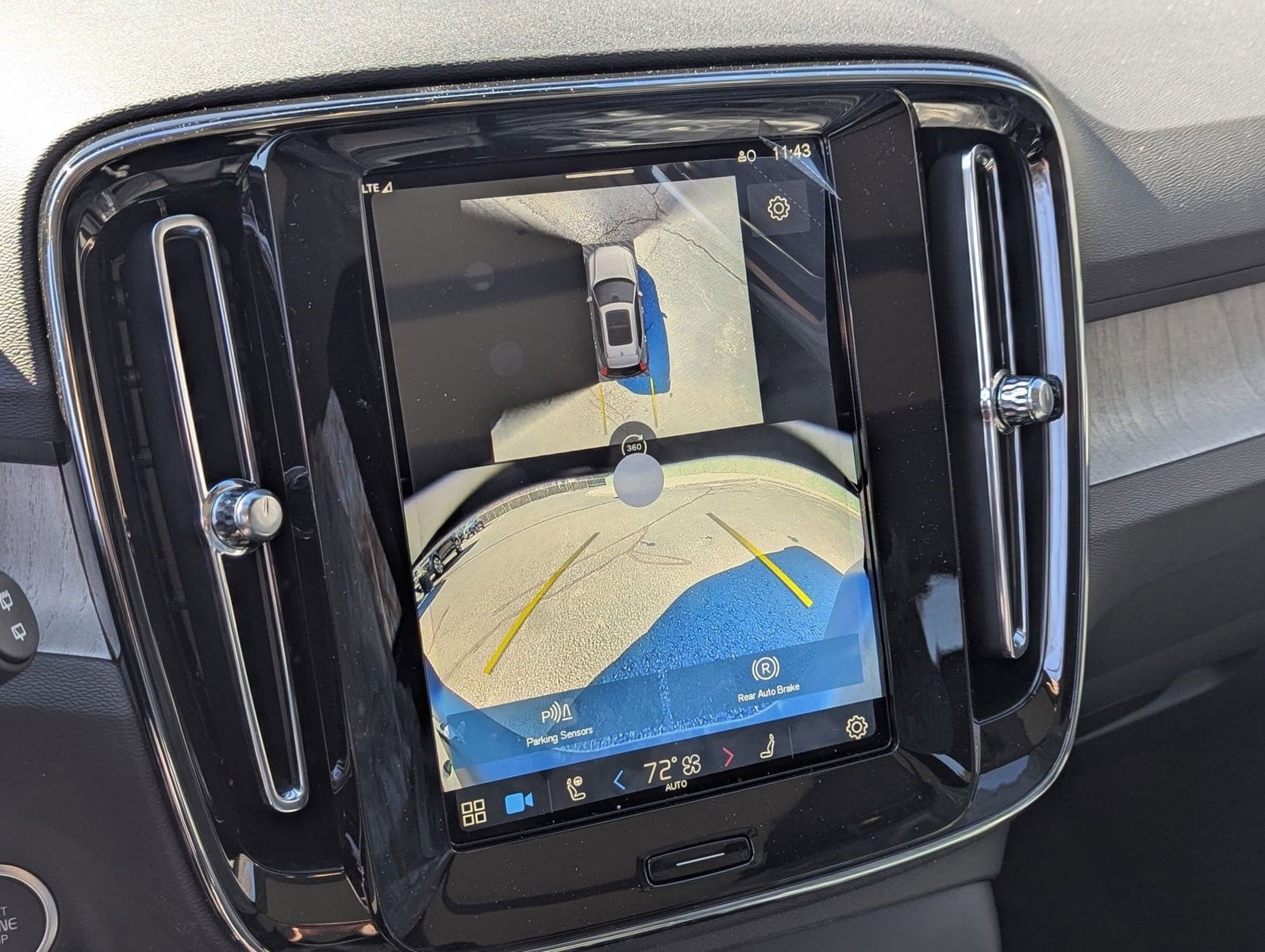 2025 Volvo XC40 Plus - Photo 15