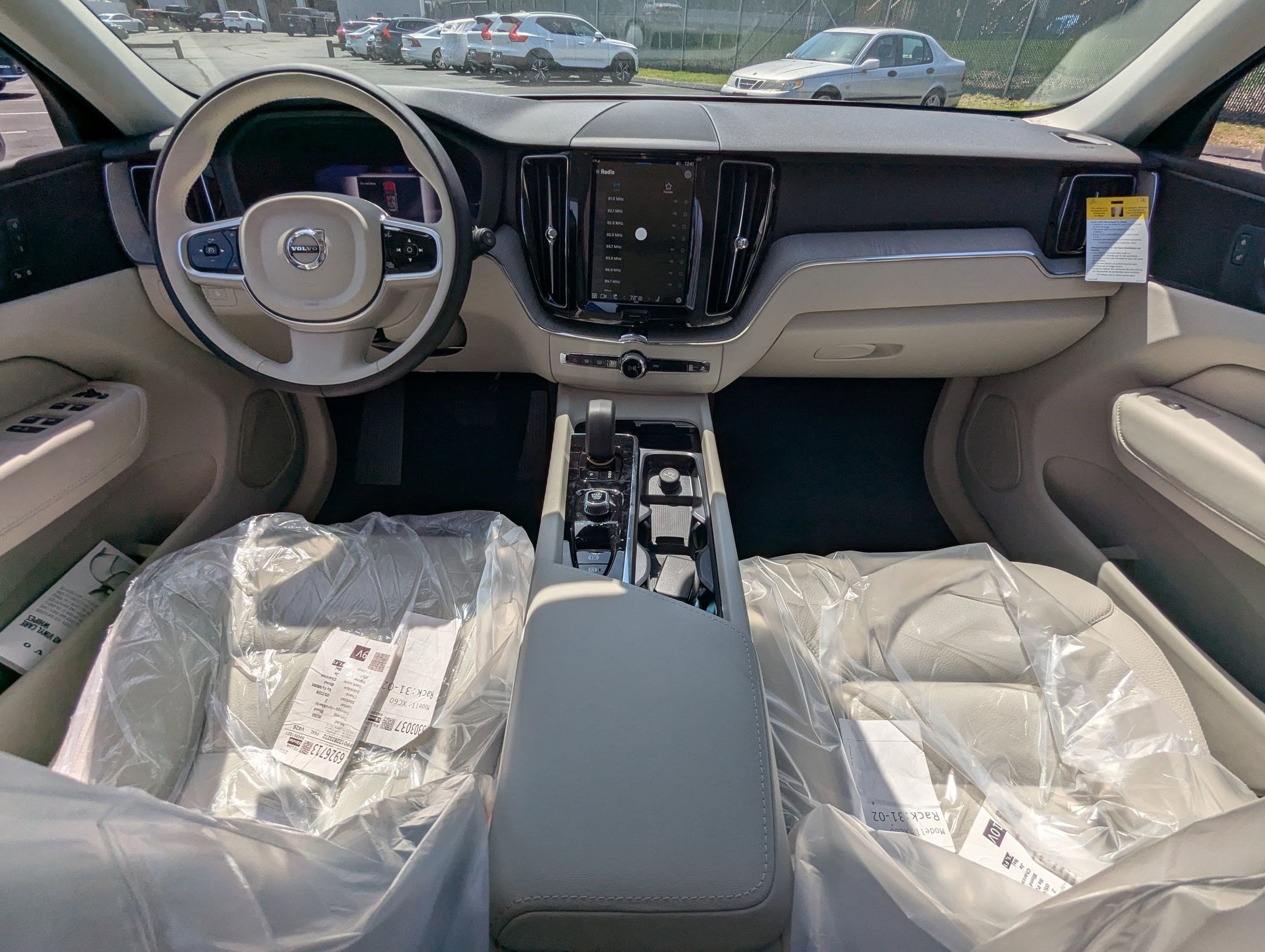 2025 Volvo XC60 Plus - Photo 17