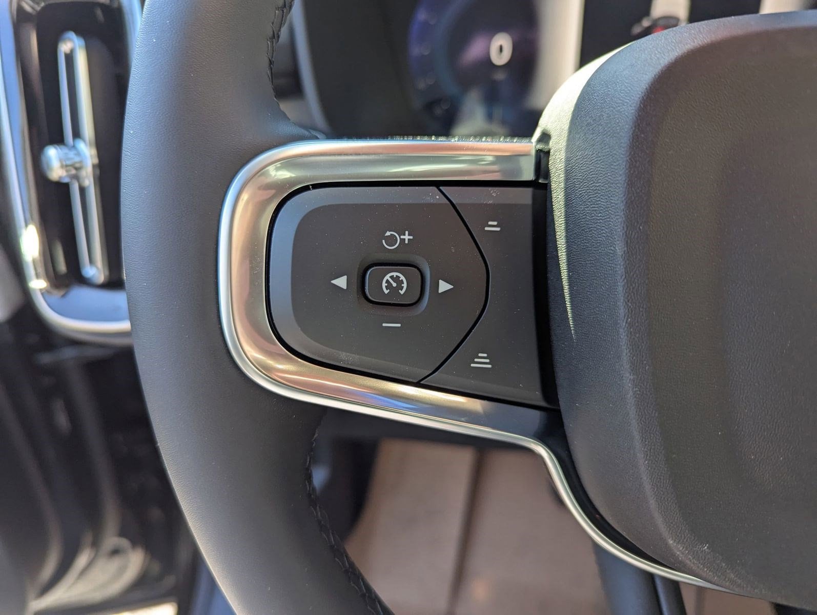 2025 Volvo XC40 Plus - Photo 11