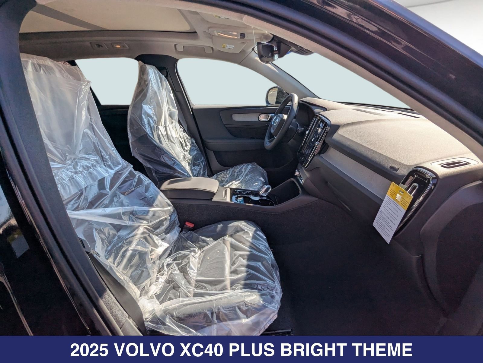 2025 Volvo XC40 Plus - Photo 22