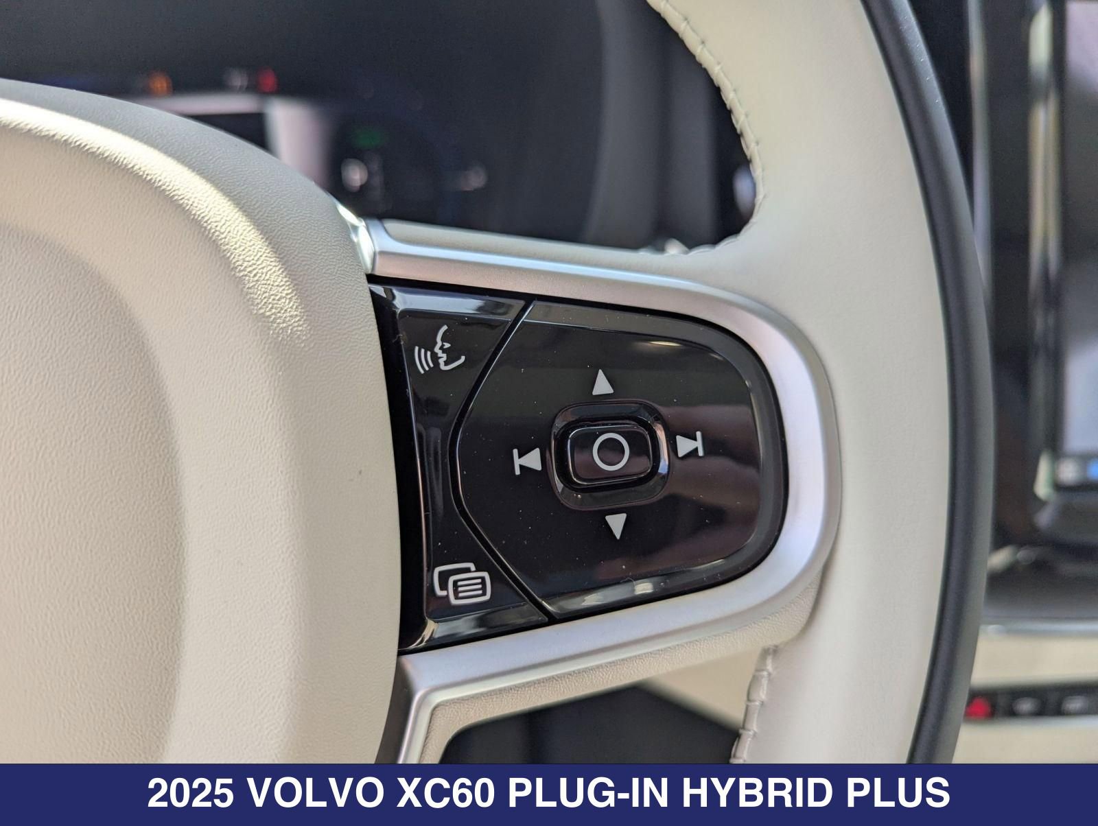 2025 Volvo XC60 Plus - Photo 13