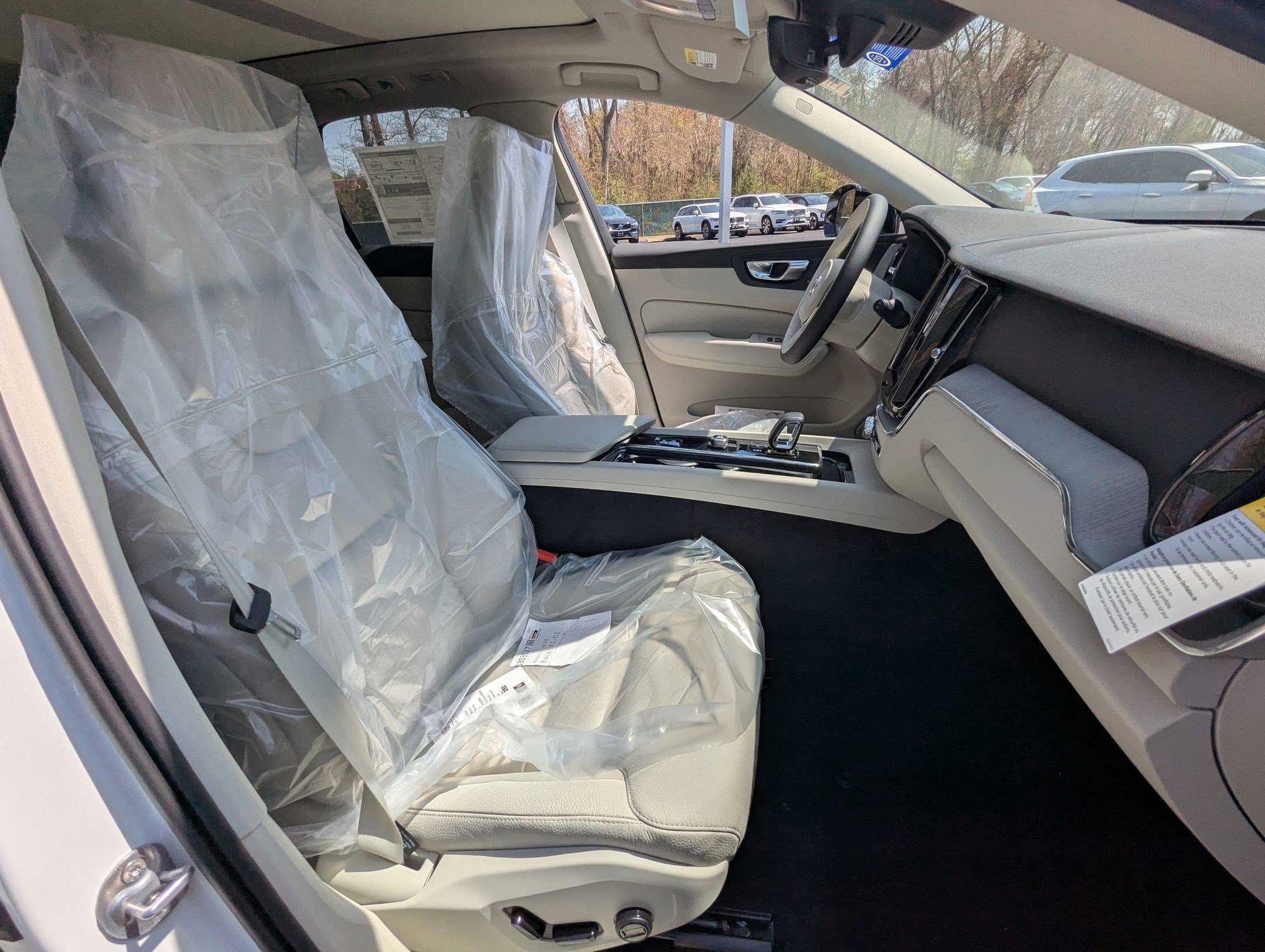 2025 Volvo XC60 Plus - Photo 21