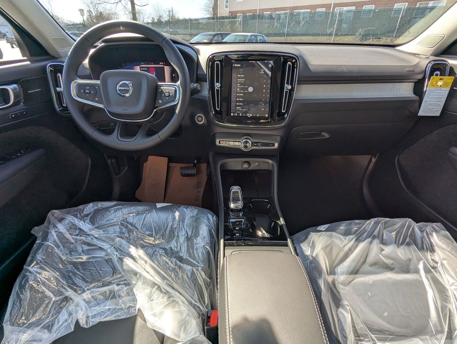 2025 Volvo XC40 Plus - Photo 18