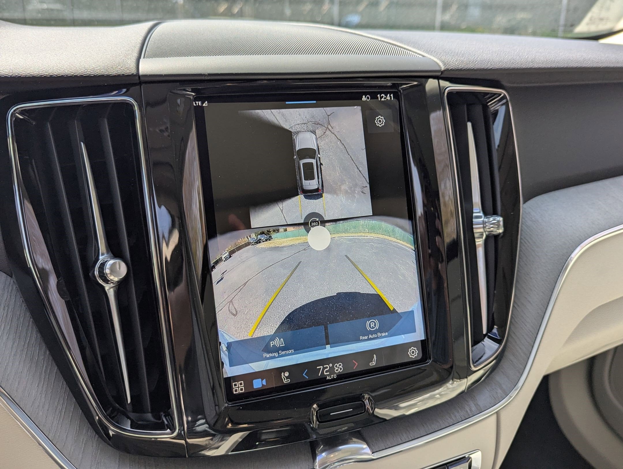 2025 Volvo XC60 Plus - Photo 15