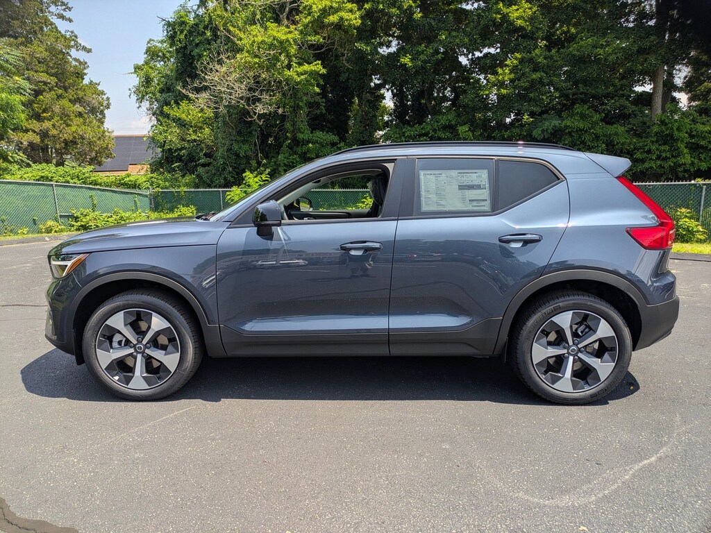 New 2026 Volvo XC40 B5 Core SUV