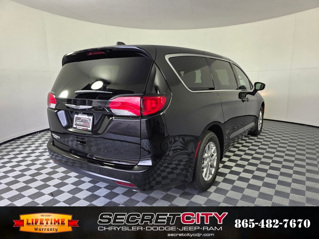 2026 Chrysler Voyager LX - Photo 7