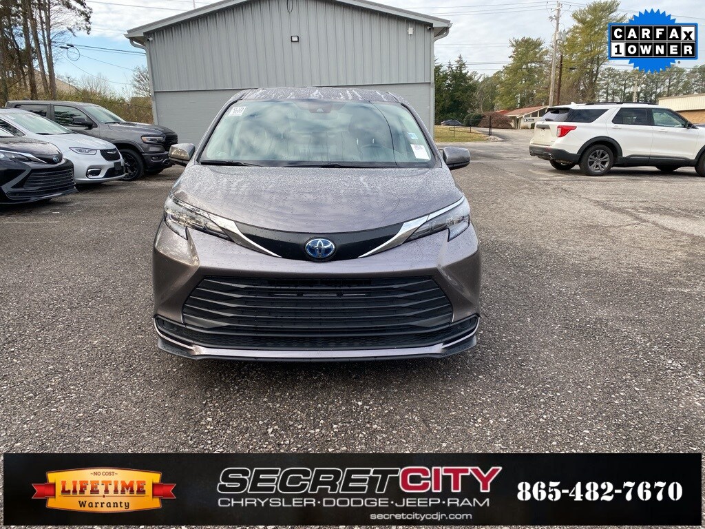 Used 2024 Toyota Sienna LE Minivan/Van