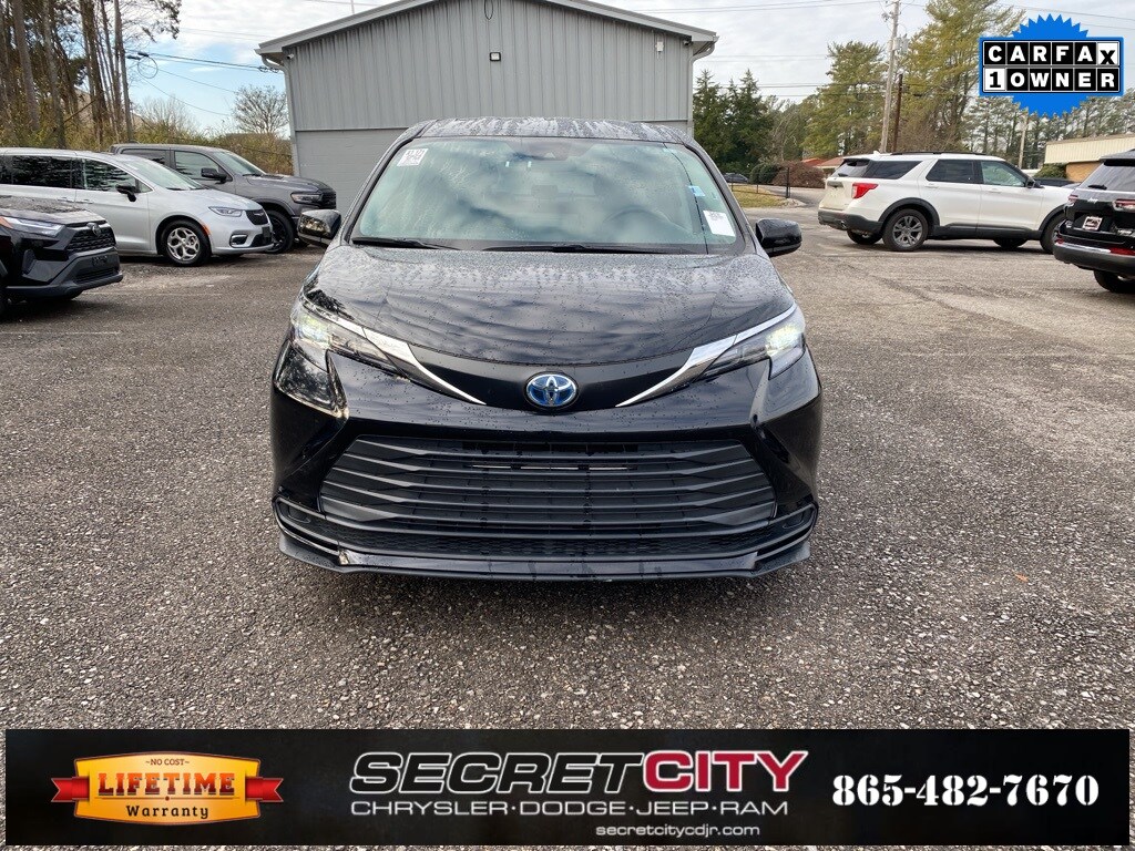 Used 2024 Toyota Sienna LE Minivan/Van