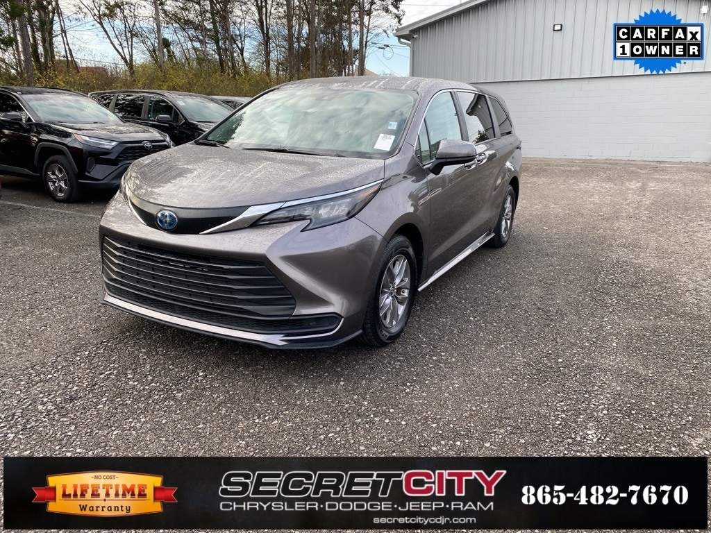 2024 Toyota Sienna LE's photo