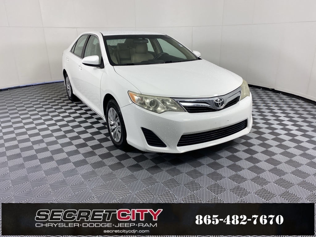 2014 Toyota Camry LE's photo