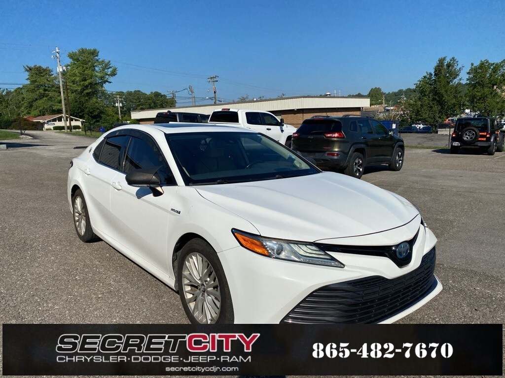 2019 Toyota Camry Hybrid XLE photo 3