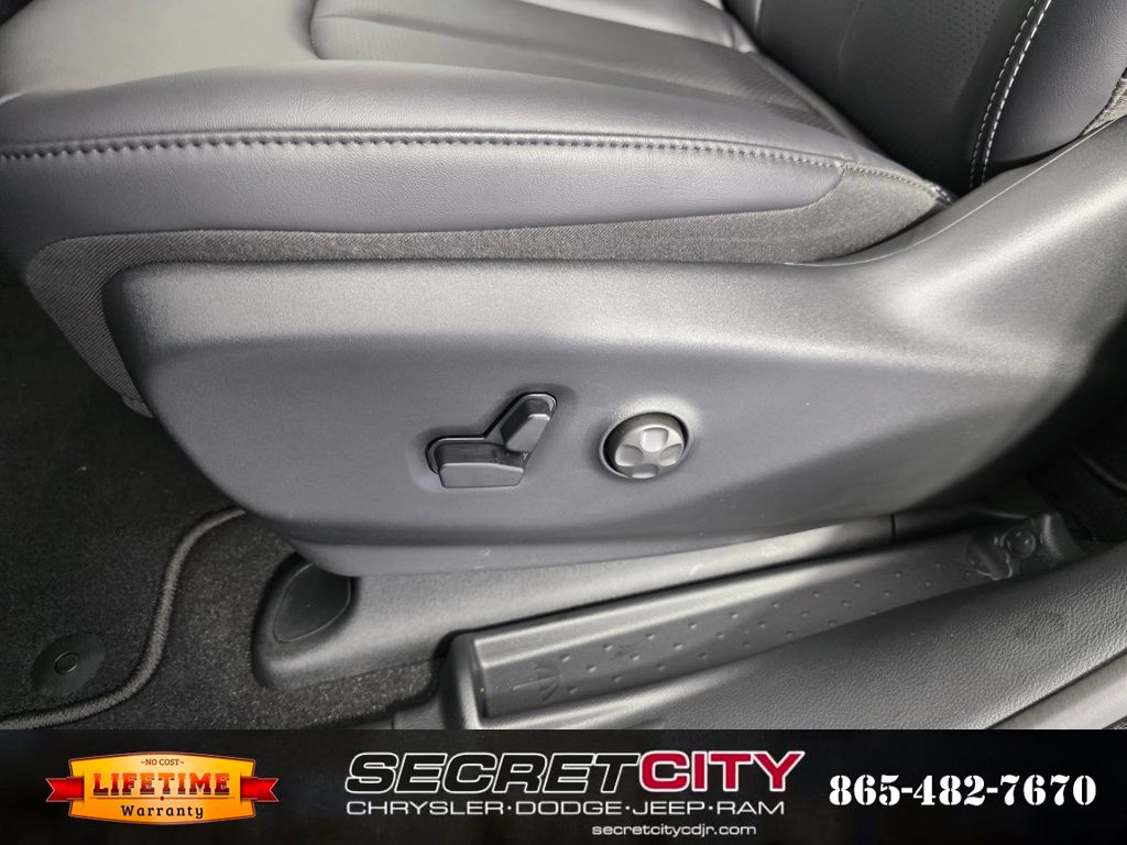 2026 Chrysler Voyager LX - Photo 14