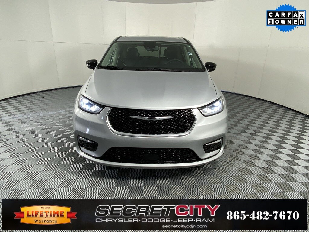 Used 2024 Chrysler Pacifica Touring L Minivan/Van