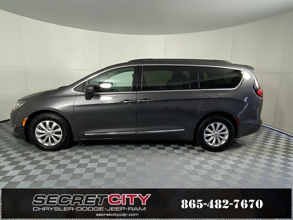 Used 2017 Chrysler Pacifica Touring L Minivan/Van