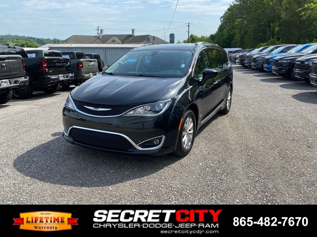 2018 Chrysler Pacifica Touring L's photo