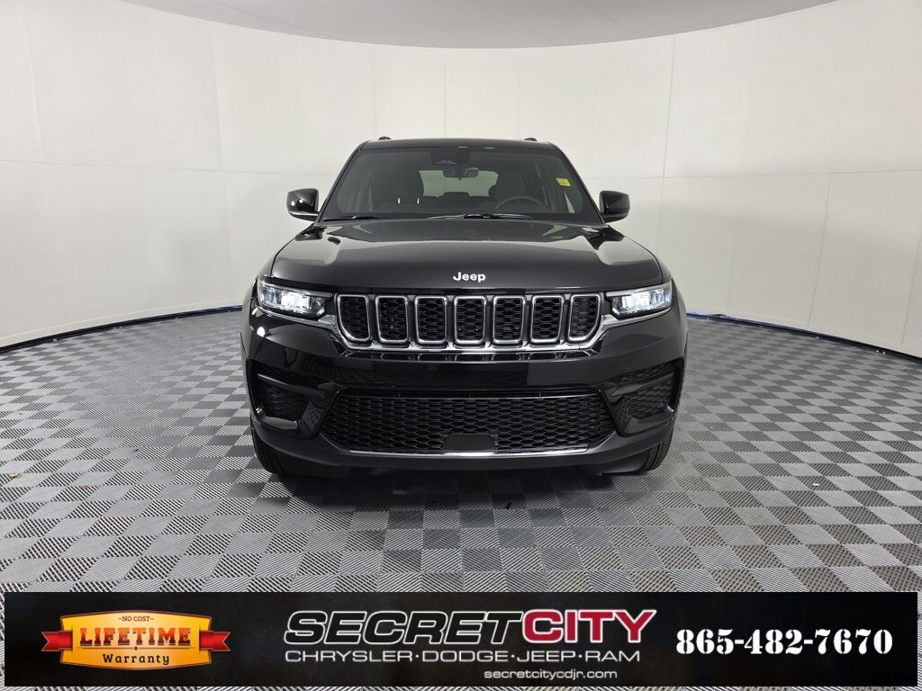 2025 Jeep Grand Cherokee Laredo photo 2