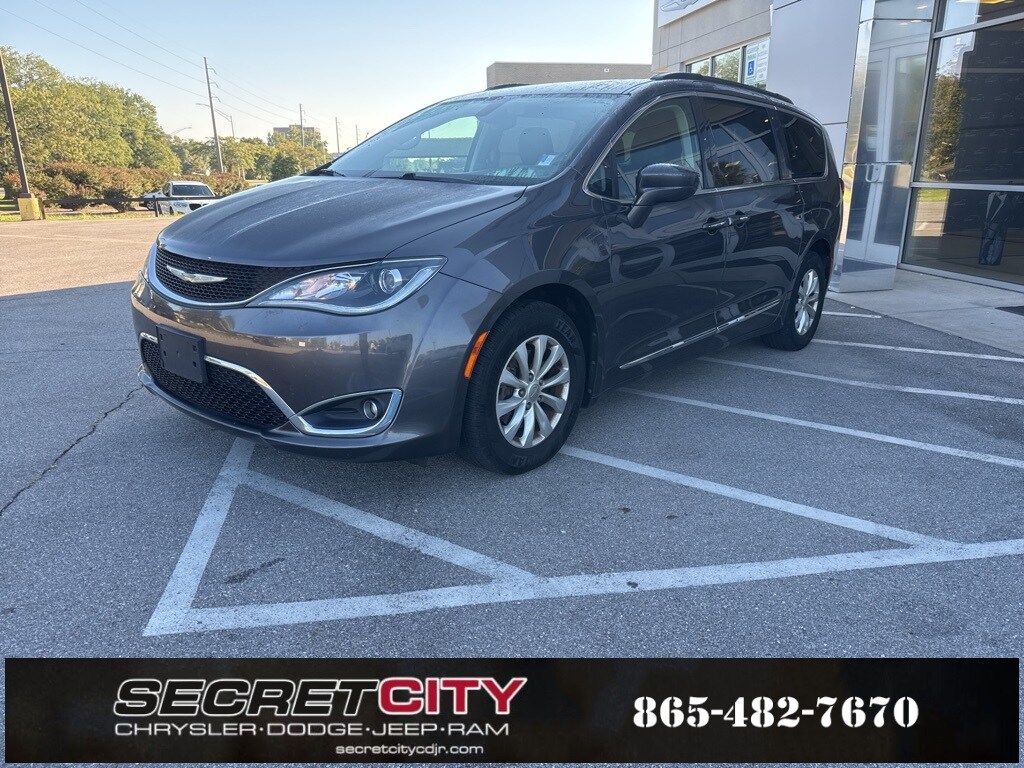 2017 Chrysler Pacifica Touring L photo 2