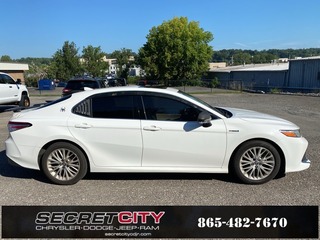2019 Toyota Camry Hybrid XLE photo 4