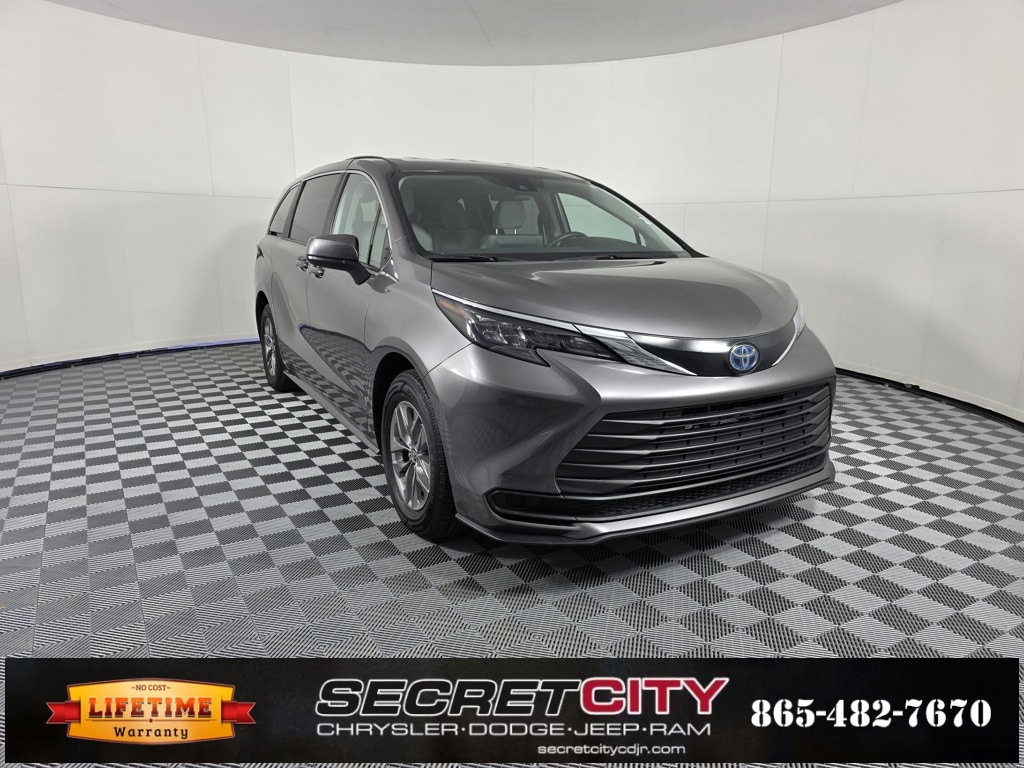 2024 Toyota Sienna LE's photo