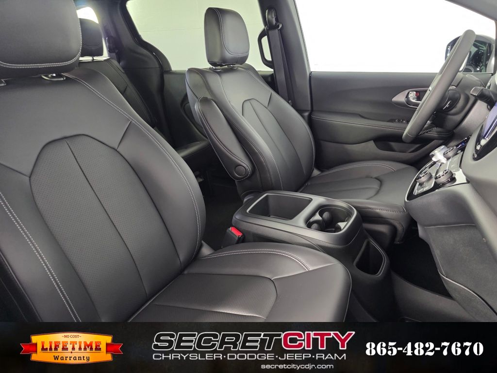 2026 Chrysler Voyager LX - Photo 32