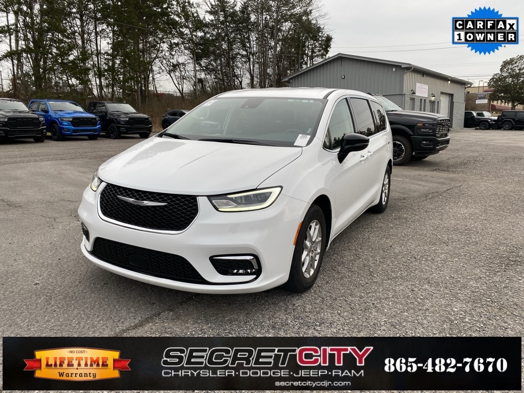 2024 Chrysler Pacifica Touring L's photo