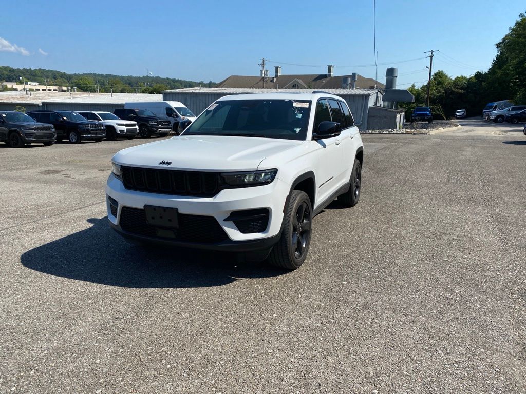 2023 Jeep Grand Cherokee Laredo, Altitude