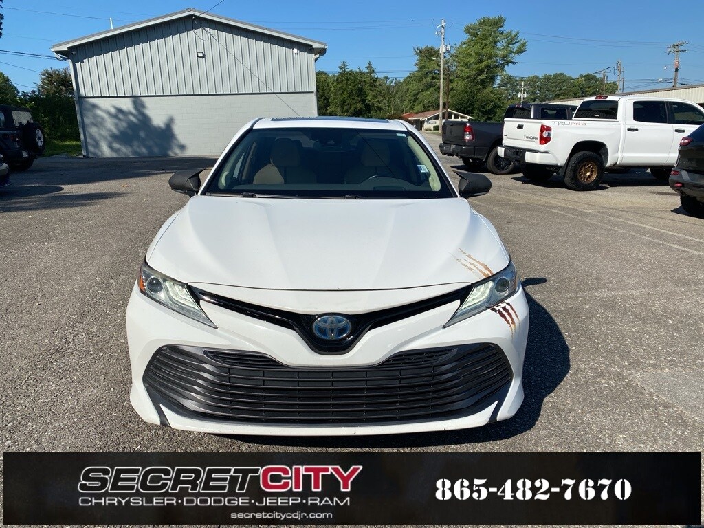 2019 Toyota Camry Hybrid XLE photo 2