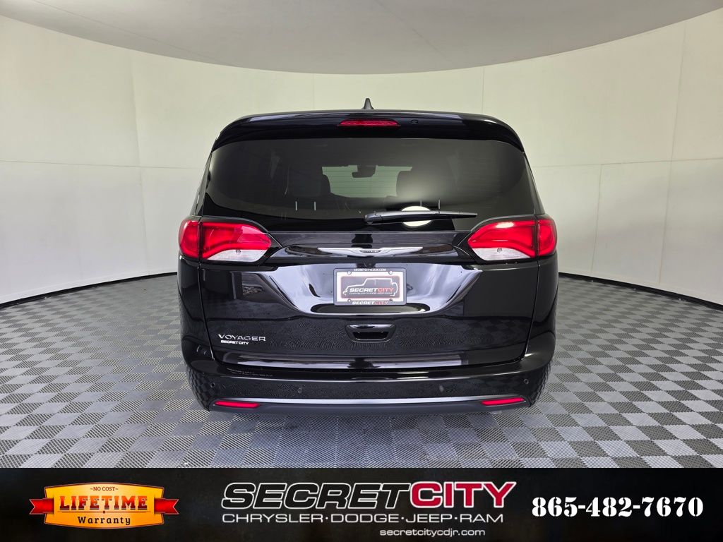 2026 Chrysler Voyager LX - Photo 6
