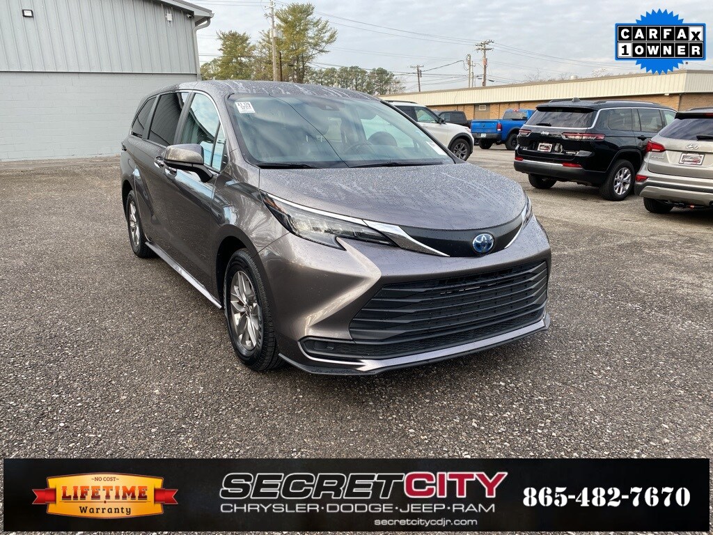 Used 2024 Toyota Sienna LE Minivan/Van