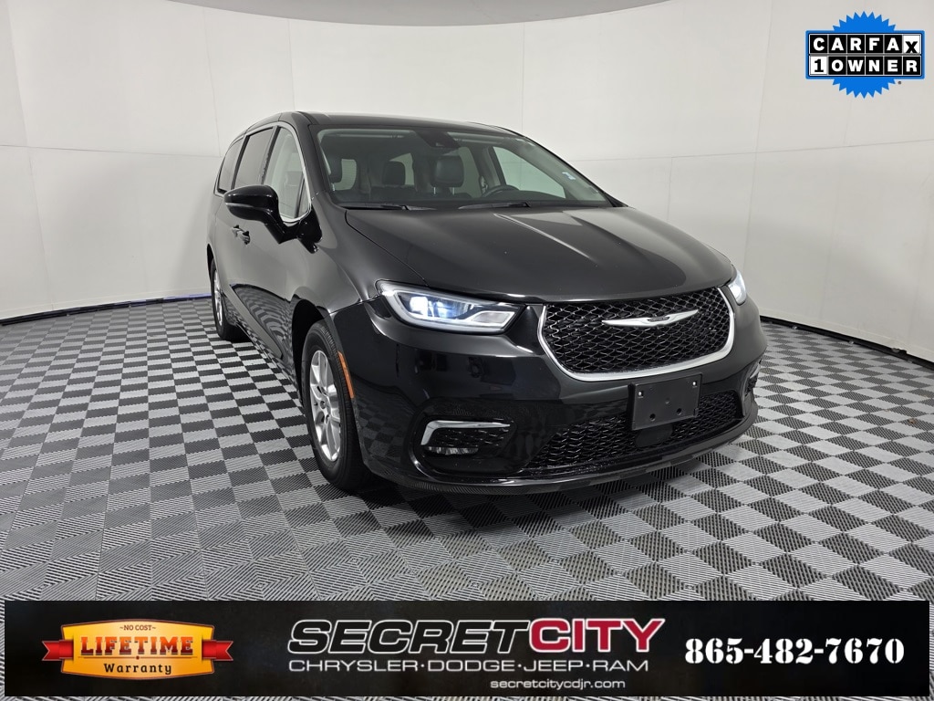 2024 Chrysler Pacifica Touring L's photo